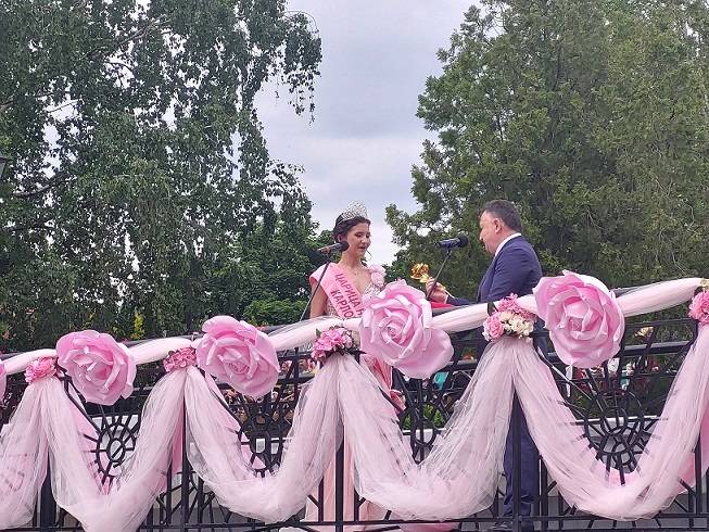  Царица, кмет, златна роза 